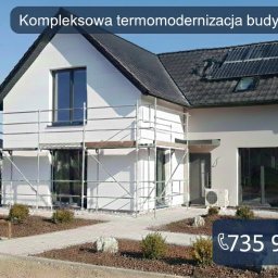 THERMOENERGY SPÓŁKA Z OGRANICZONĄ ODPOWIEDZIALNOŚCIĄ - Dom jednorodzinny w trakcie kompleksowej termomodernizacji. Widoczne rusztowania, pracownicy, panele fotowoltaiczne na dachu i klimatyzator na elewacji.
