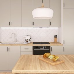 Wnętrze z sensem - Jasna kuchnia w stylu skandynawskim z drewnianym blatem i okrągłymi lampami. Projekt kuchni w Białymstoku z płytkami w kształcie rybiej łuski.