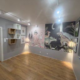 METR2 - Pokój dziecięcy po malowaniu ścian z motywem bajkowym i dinozaurów. Na ścianie półki i obrazy. Podłoga drewniana. Oświetlenie sufitowe punktowe.