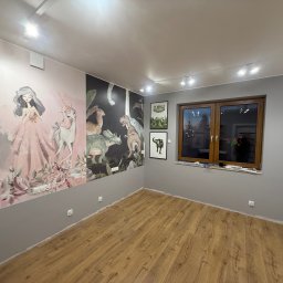 METR2 - Pokój dziecięcy po malowaniu ścian z motywami bajkowymi i dinozaurami. Na podłodze panele. Okno z drewnianą ramą. Oświetlenie sufitowe.