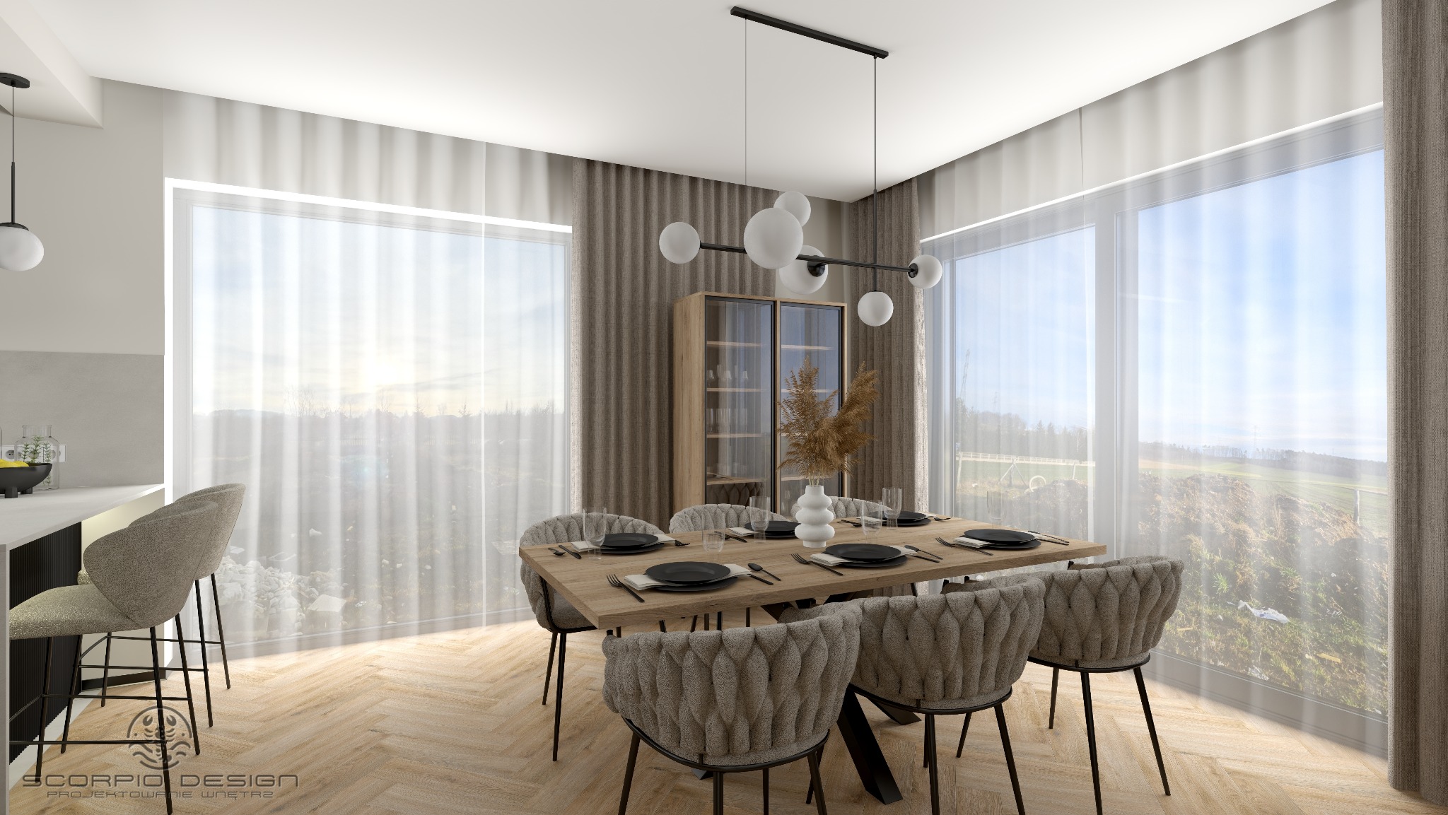 Jasna jadalnia z drewnianym stołem i krzesłami w stylu glamour, oświetlona nowoczesną lampą. Za oknem widok na zielony krajobraz. Na podłodze parkiet ułożony w jodełkę.