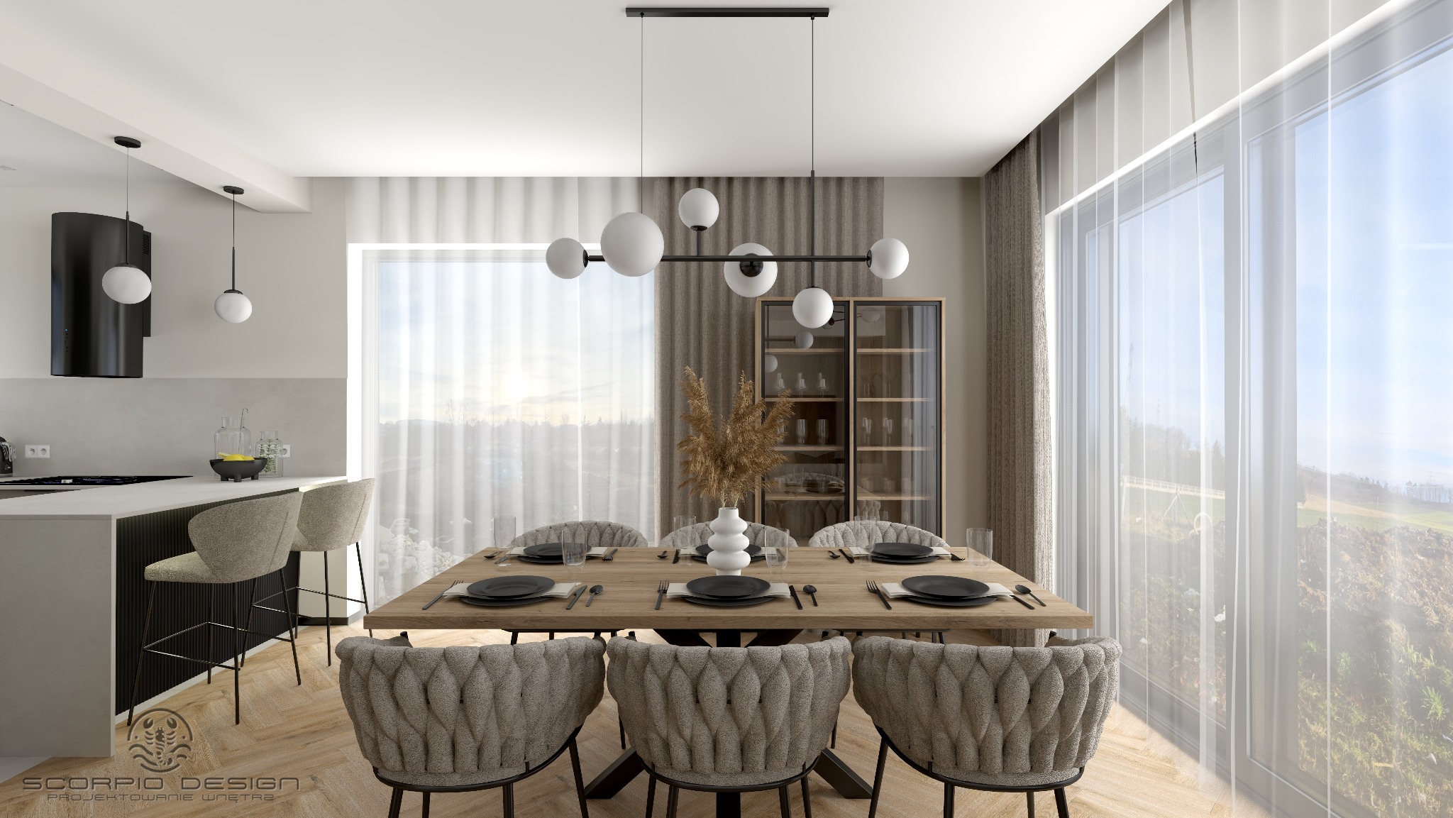 Jasna jadalnia z drewnianym stołem, krzesłami w stylu boucle i nowoczesną lampą wiszącą. W tle kuchnia z czarnym okapem i widokiem na zewnątrz przez okno.