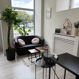 Nasze biuro. Miejsce, w którym zaczynają się dobre decyzje. To nie tylko przestrzeń do rozmów o nieruchomościach, ale przede wszystkim miejsce spotkań, zaufania. Stworzyłyśmy je z myślą o klientach. Każdy może poczuć się komfortowo i bez presji.