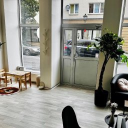 Kącik dla dzieci – komfort klientów jest dla nas ważny.
W naszym biurze stworzyłyśmy przyjazne miejsce dla dzieci – przestrzeń, dzięki której najmłodsi czują się swobodnie, a rodzice mogą spokojnie skupić się na rozmowie i podejmowaniu ważnych decyzji.
