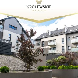 Astral Deweloper - Budowa i Sprzedaż Mieszkań w Stargardzie - Nowoczesne osiedle Królewskie z niską zabudową, szarymi elewacjami i balkonami, otoczone zielenią i kamiennymi skarpami. Widok na budynki z poziomu chodnika.