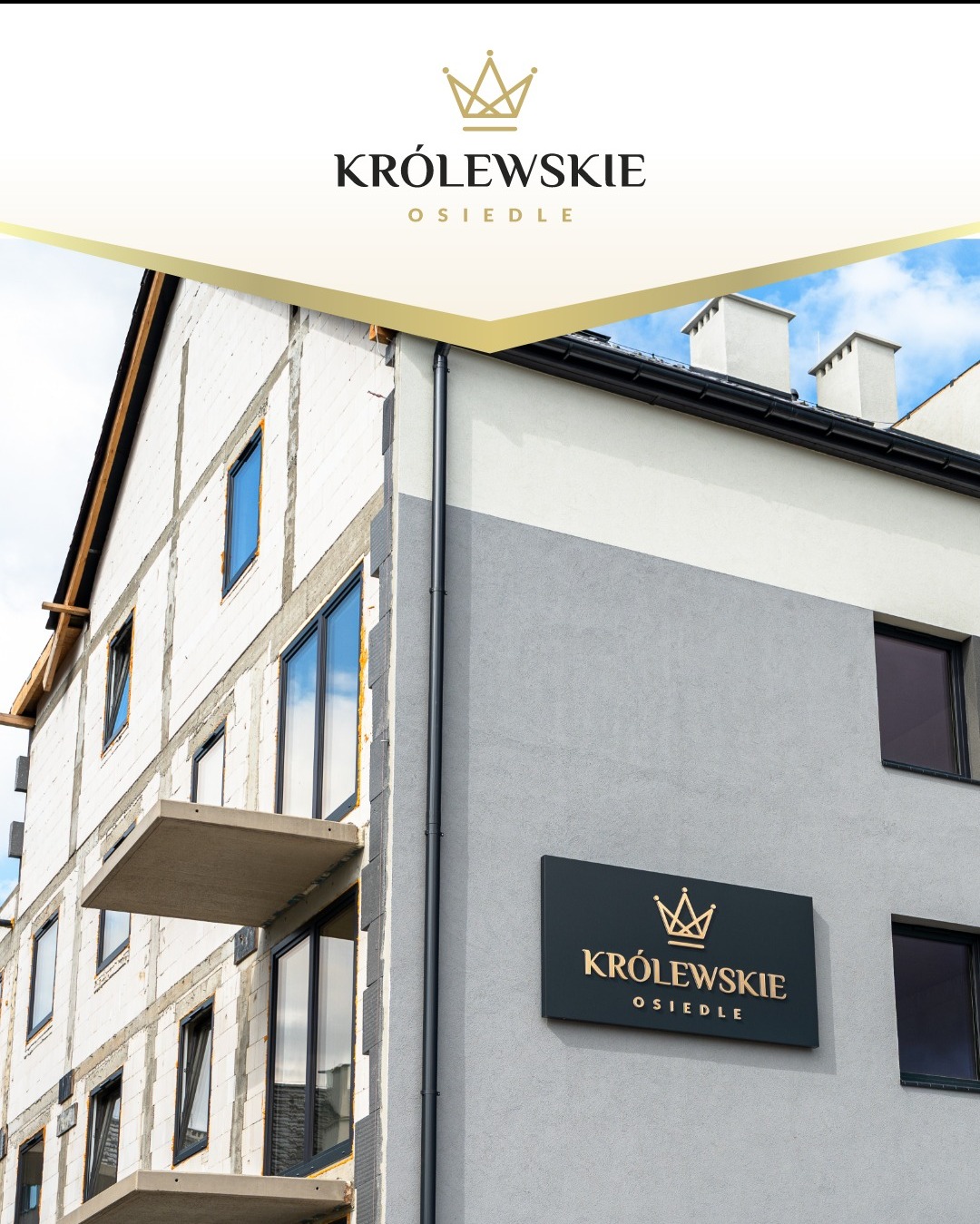 Budynek w trakcie budowy z widocznym logo 'Królewskie Osiedle' na elewacji. Częściowo otynkowany, z widocznymi oknami i balkonami. Ujęcie z dołu, błękitne niebo w tle.