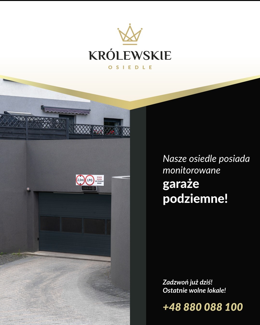 Wjazd do monitorowanych garaży podziemnych osiedla Królewskiego, z informacją o wolnych lokalach i numerem telefonu. Szary budynek z bramą garażową.