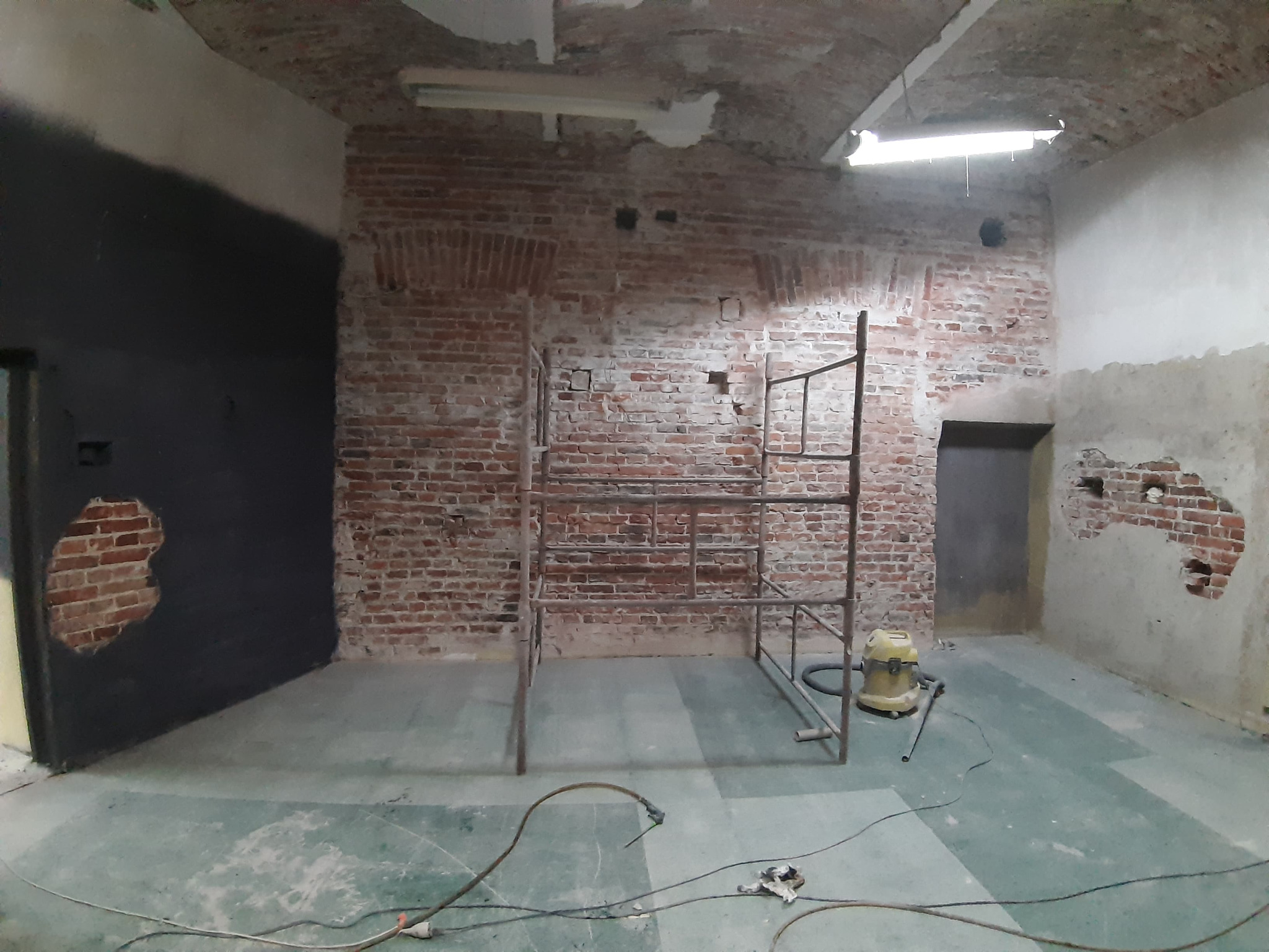 Zdjęcia przedstawiają projekt i wykonanie od podstaw sklepu . Jedyną zaproszoną firmą do realizacji był szkarz .