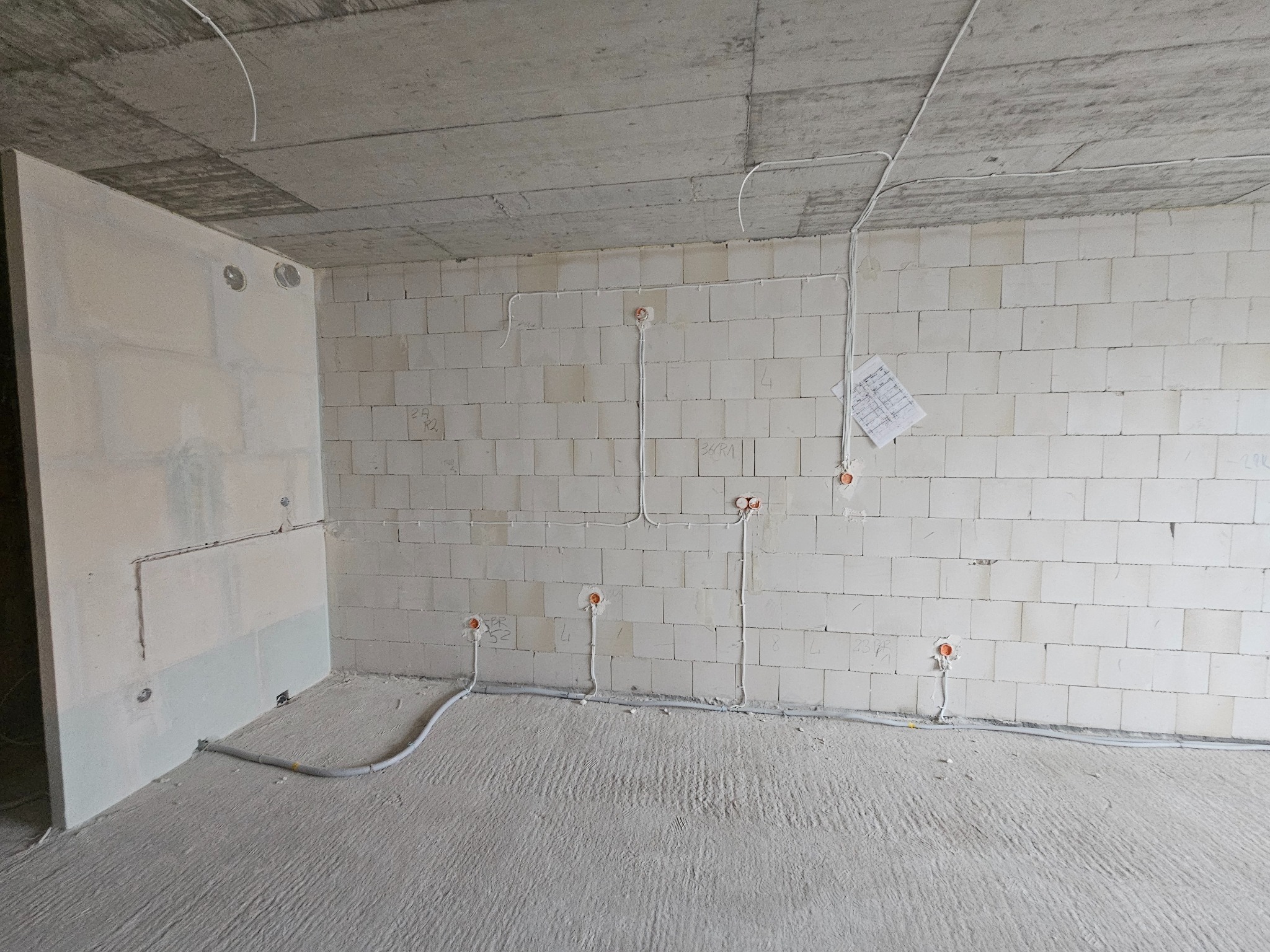 Przygotowana instalacja pod przyszły aneks kuchenny w nowo budowanym budynku