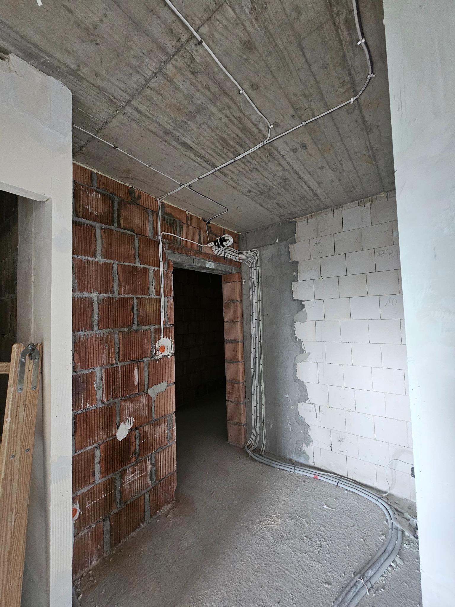 Hol mieszkania wraz z miejscem przyszłej rozdzielnicy