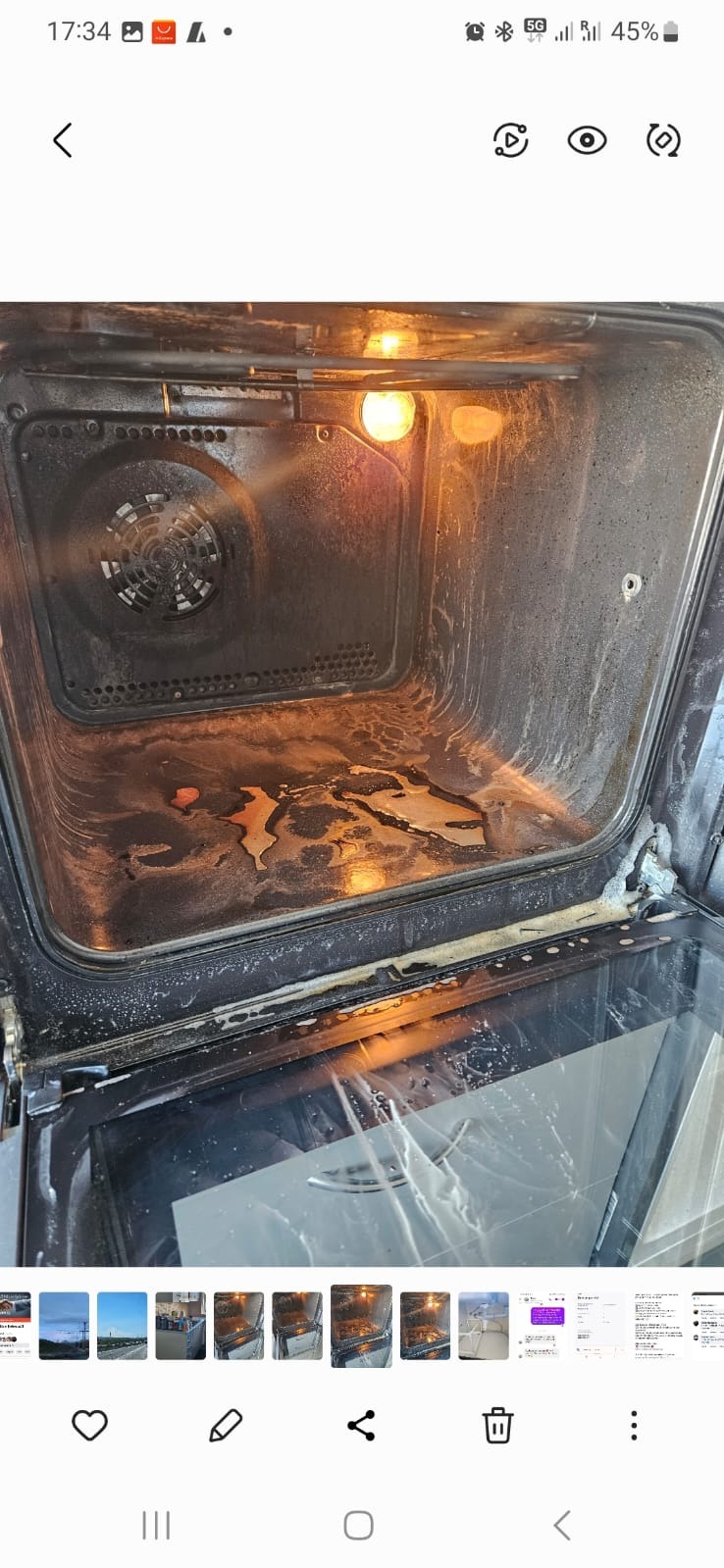 Wnętrze brudnego piekarnika z przypalonym tłuszczem i resztkami jedzenia, oświetlone od wewnątrz. Widoczny wentylator i grzałka. Piekarnik wymaga dokładnego czyszczenia.