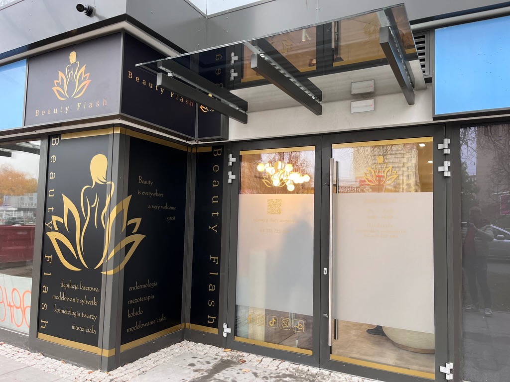 Fasada salonu kosmetycznego Beauty Flash z logo i ofertą usług: depilacja laserowa, modelowanie sylwetki, kosmetologia twarzy, masaż ciała, endermologia, mezoterapia, kobido.