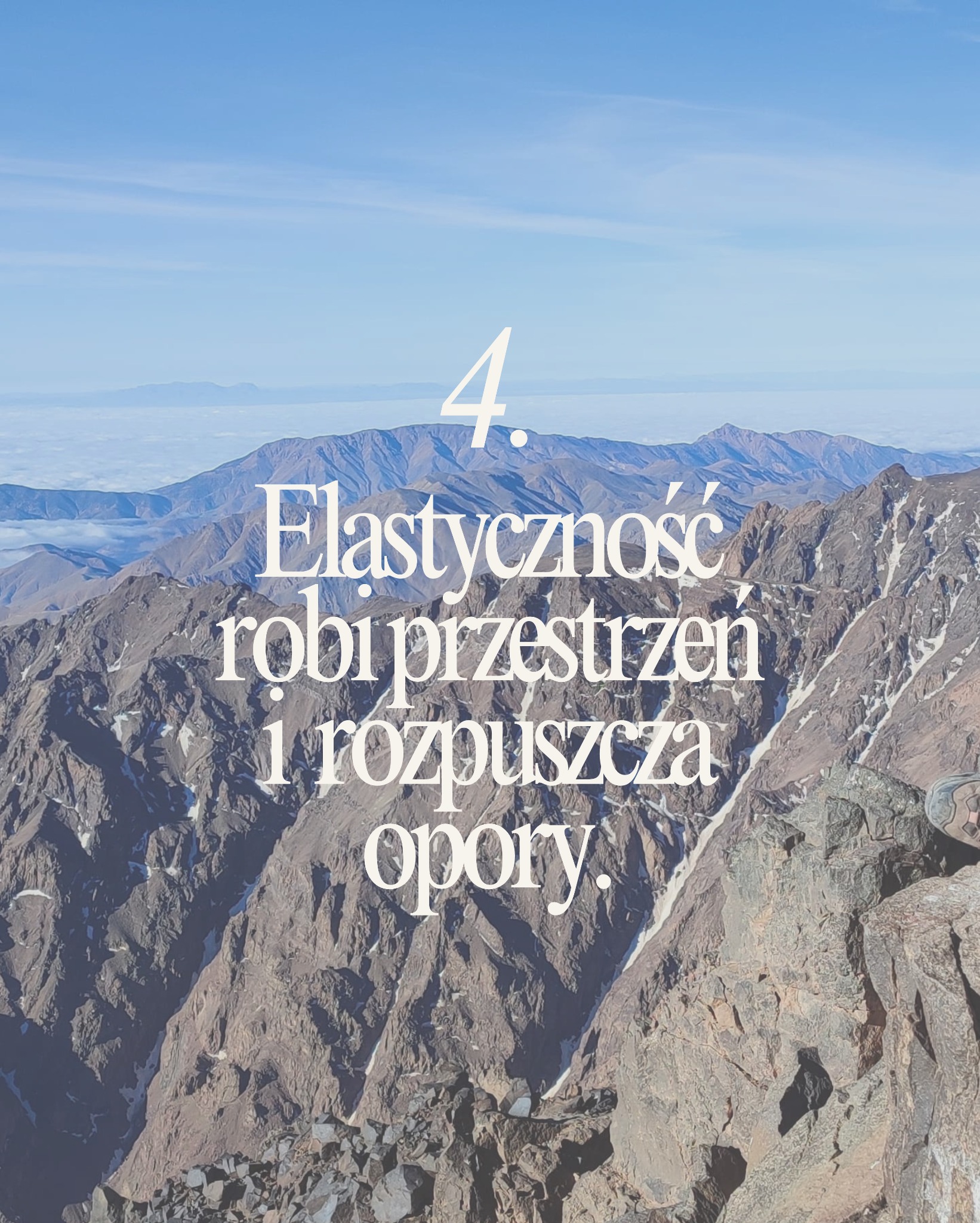 Pejzaż górski z tekstem '4. Elastyczność robi przestrzeń i rozpuszcza opory' w jasnej czcionce na tle błękitnego nieba i szczytów.