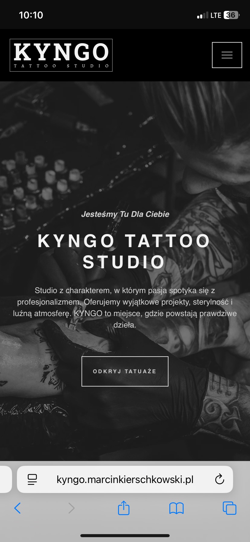 Monochromatyczny zrzut ekranu strony internetowej studia tatuażu Kyngo, prezentujący logo, hasło i fragment wykonanego tatuażu na ciele klienta.