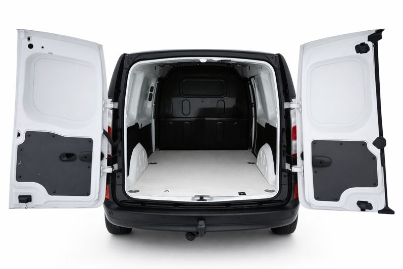 Pusta przestrzeń ładunkowa białego busa z otwartymi drzwiami, widok z tyłu, czarne wykończenia, czysta podłoga, hak holowniczy.