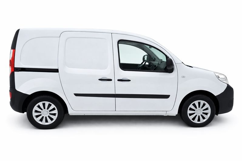 Biały samochód dostawczy Renault Kangoo z przesuwnymi drzwiami bocznymi, widok z boku na białym tle. Auto czyste, gotowe do transportu.