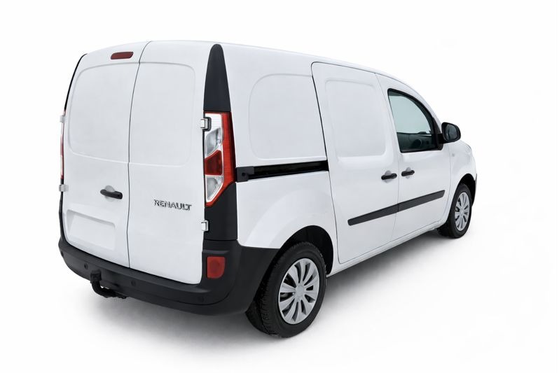 Biały Renault Kangoo Express z tyłu, widoczne drzwi skrzydłowe, hak holowniczy i logo Renault. Czyste tło.