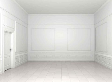 Puste, białe wnętrze z panelami ściennymi i podłogą z płytek. Minimalistyczny design, jasne oświetlenie, widok na drzwi po lewej stronie. Idealne do aranżacji.