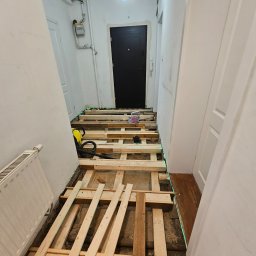 Podloga w trakcie poziomowania i wymiany izolacji