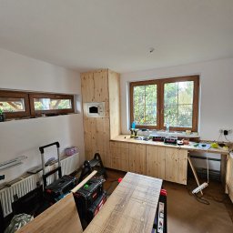 Kuchnia z litego drewna podczas montażu,  połączenie sosny i dębu.