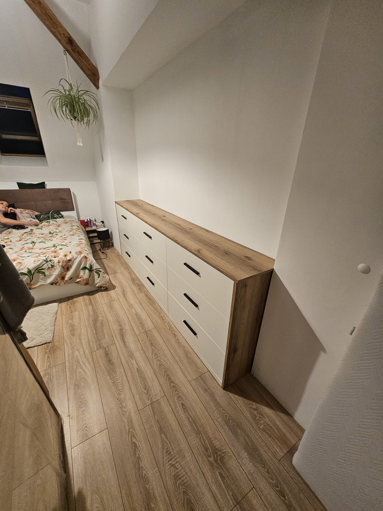 Komoda w sypialni na wymiar, dopasowana do wnęki