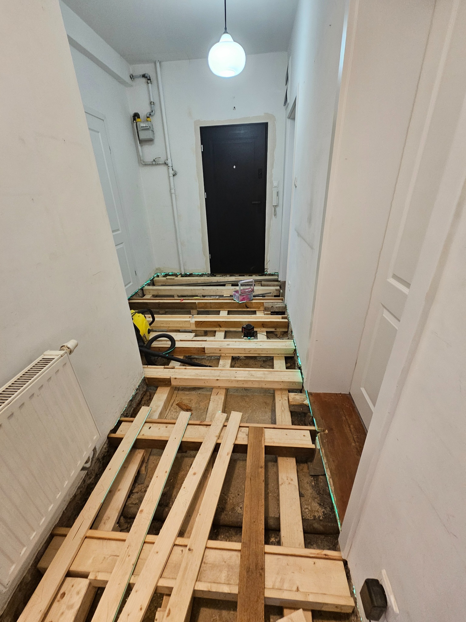 Podloga w trakcie poziomowania i wymiany izolacji