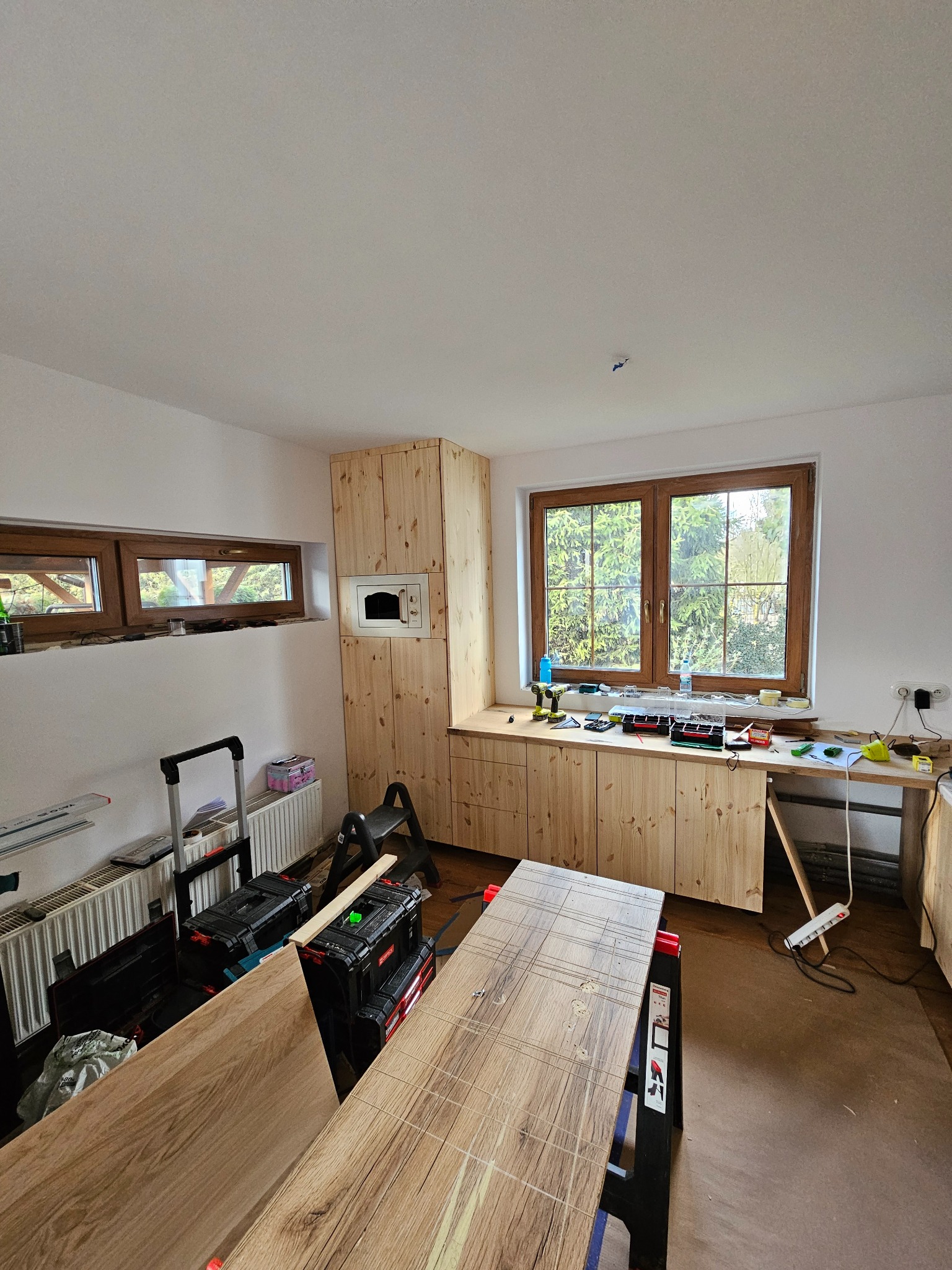 Kuchnia z litego drewna podczas montażu, połączenie sosny i dębu.