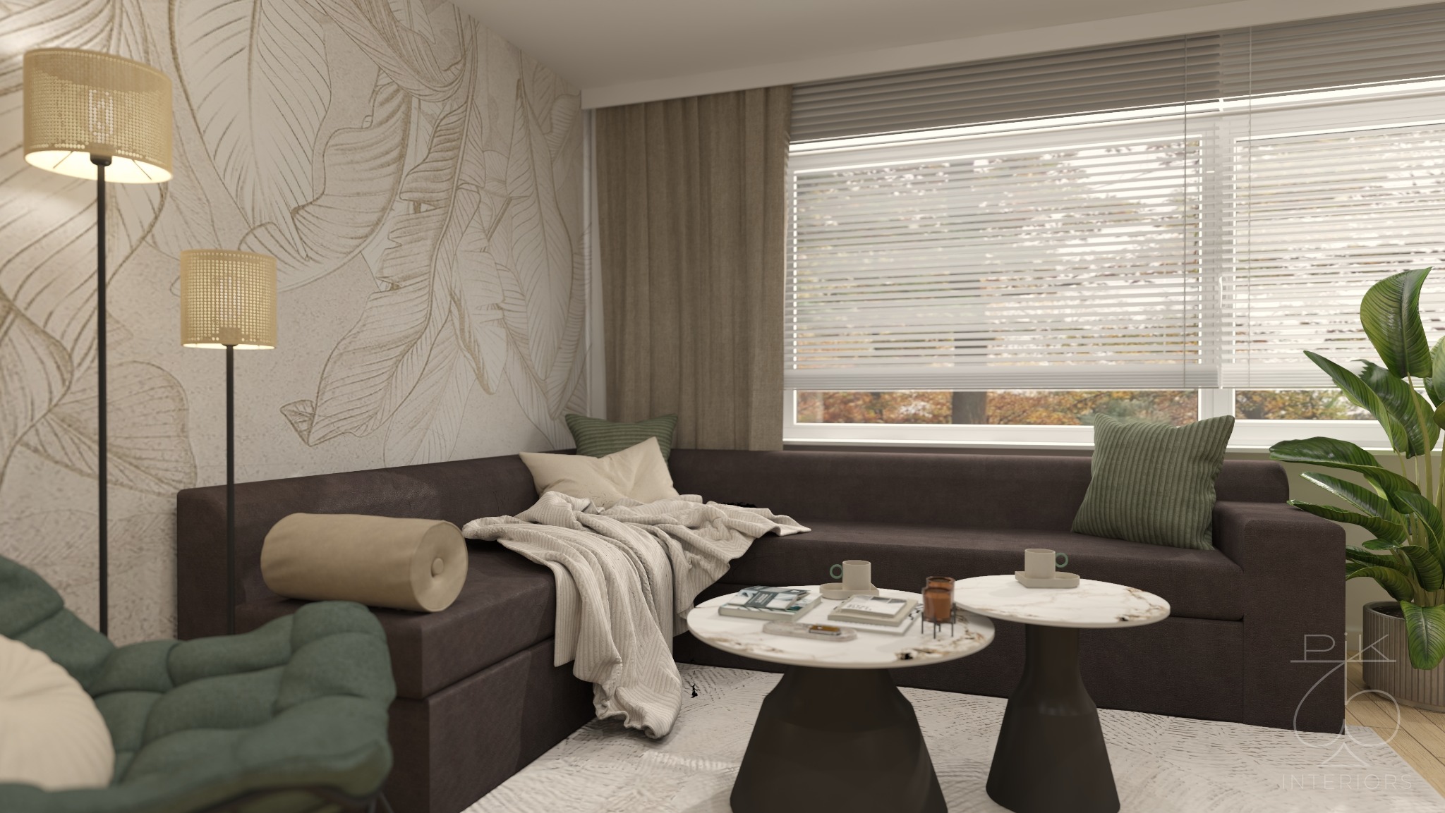 Salon w neutralnych barwach z sofą narożną, lampami podłogowymi i stolikami kawowymi. Na ścianie tapeta z motywem liści, okno z żaluzjami. Stonowana kolorystyka.