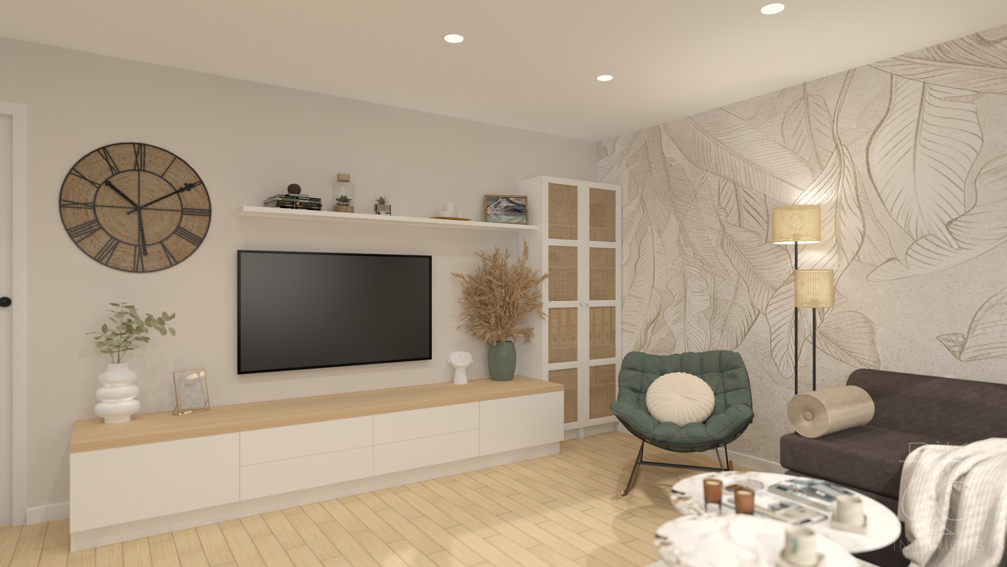 Salon z telewizorem, zegarem i wzorzystą tapetą. Nowoczesne meble, drewniana podłoga i dekoracje tworzą przytulną przestrzeń. Stonowana kolorystyka.