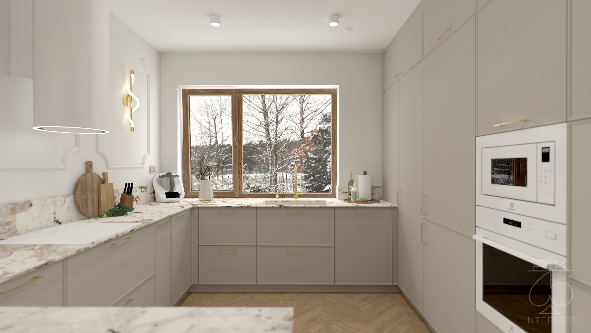 Jasna kuchnia w stylu modern classic z drewnianymi akcentami i widokiem na zimowy krajobraz za oknem. Uwagę przykuwają złote uchwyty i designerski kinkiet.