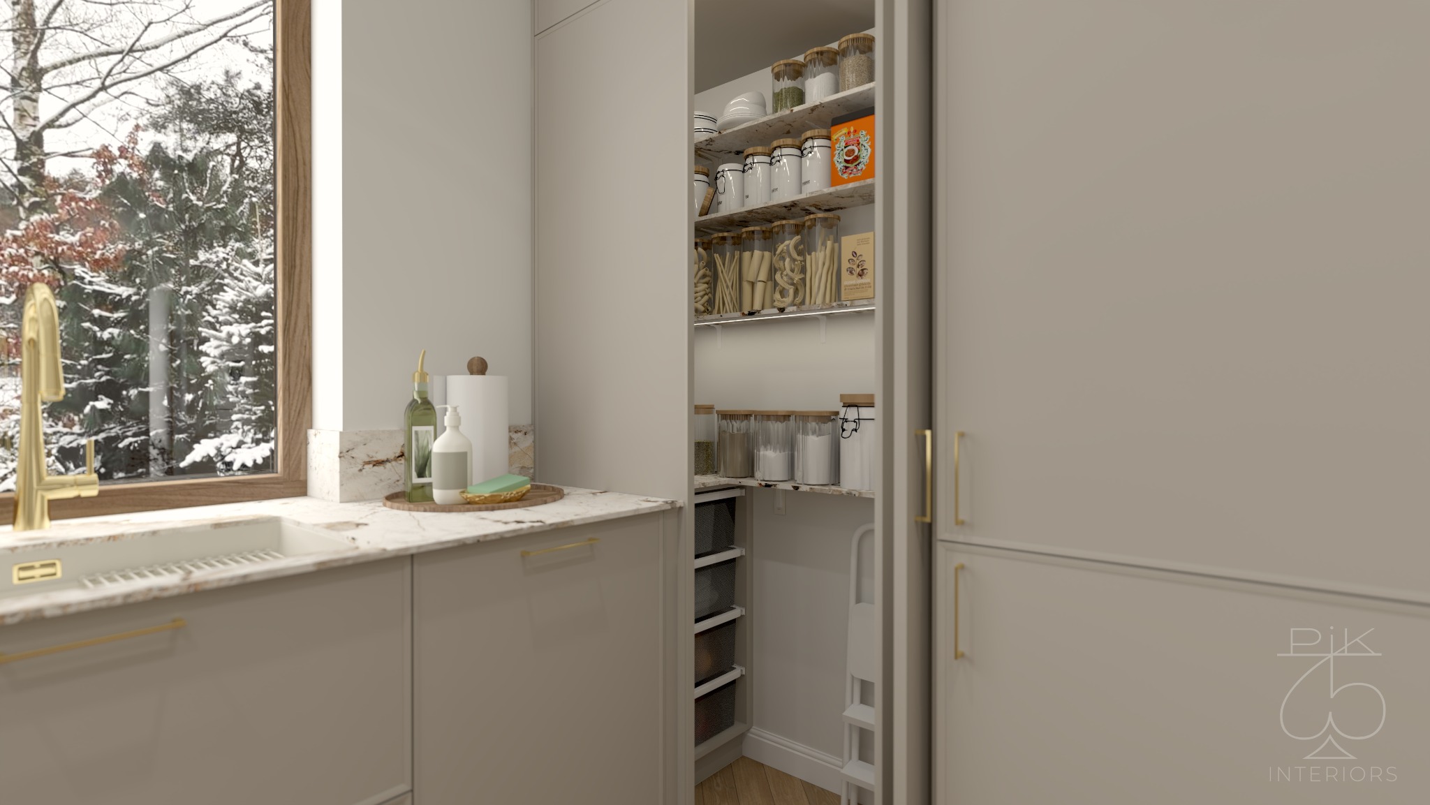 Jasna kuchnia w stylu modern classic z oknem na zimowy krajobraz. Widoczna spiżarnia z półkami pełnymi słoików i pojemników. Złote akcenty armatury i uchwytów.