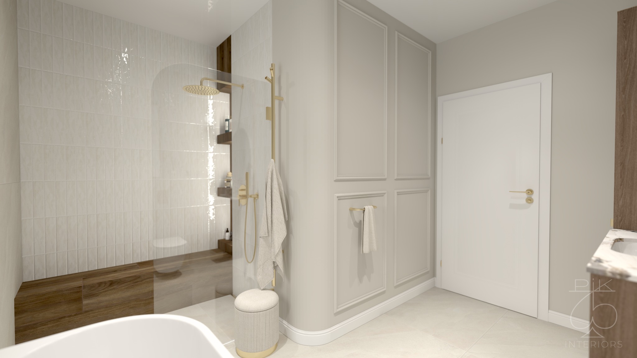 Nowoczesna łazienka w stylu modern classic z kabiną prysznicową typu walk-in, beżowymi płytkami i złotymi akcentami. Widoczna toaleta i dekoracyjne panele ścienne.