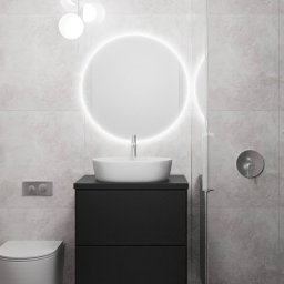 Chaberek Paweł Business Consulting - Nowoczesna łazienka w odcieniach szarości z okrągłym lustrem podświetlanym LED, czarną szafką pod umywalką i minimalistyczną toaletą. Widoczny fragment kabiny prysznicowej.