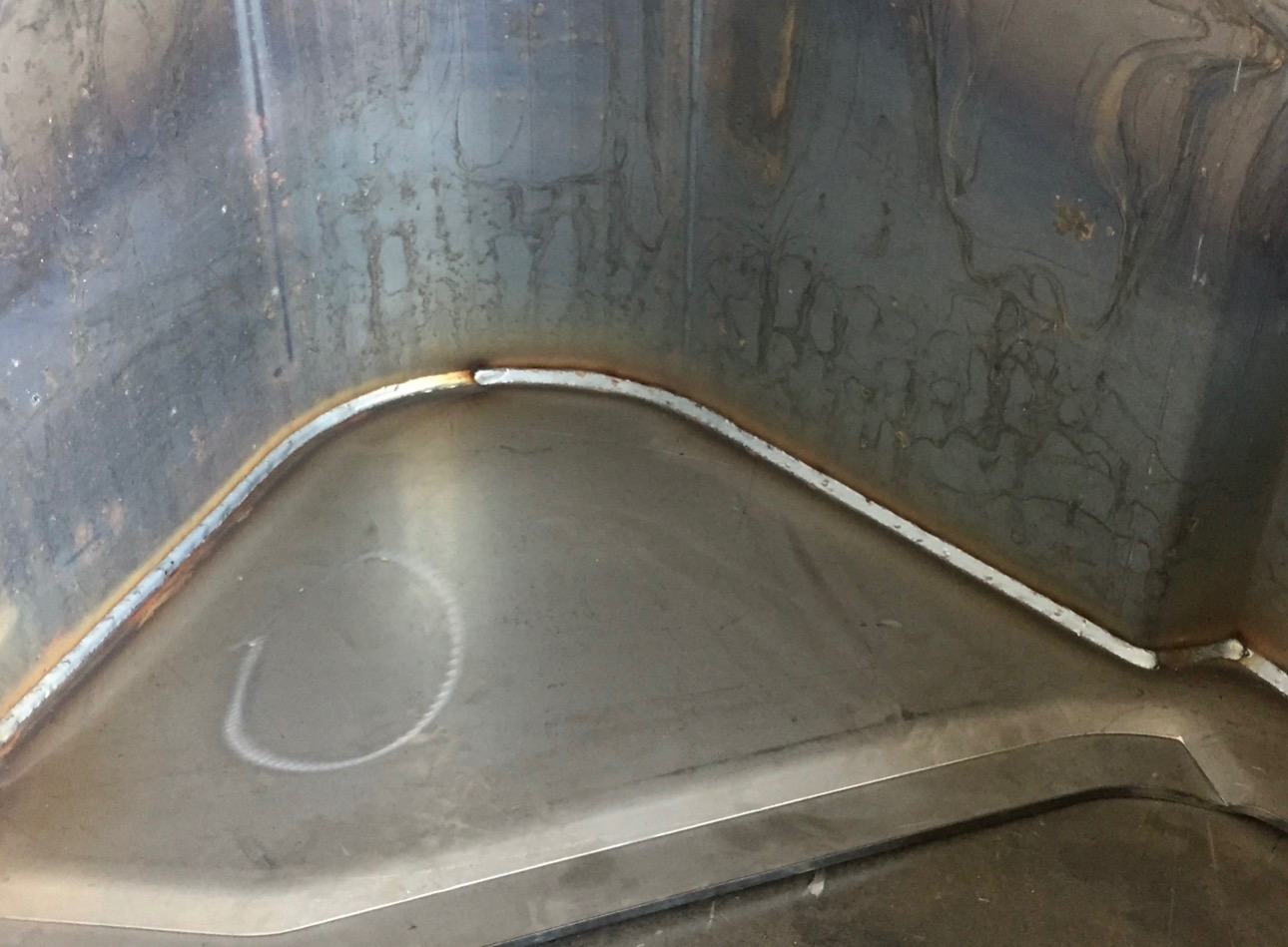 Metalowa konstrukcja z widocznymi spawami, ukazująca precyzję łączeń i solidność wykonania. Detal z bliska, podkreślający jakość obróbki.