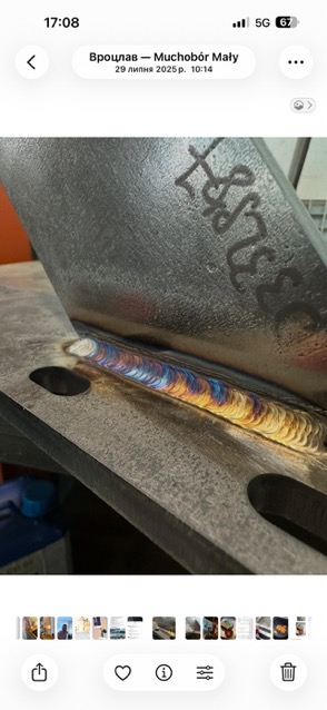 Spoina spawalnicza na metalowej konstrukcji, widoczne tęczowe zabarwienie, precyzyjne wykonanie, szlifowana powierzchnia, numer seryjny wybity na elemencie.