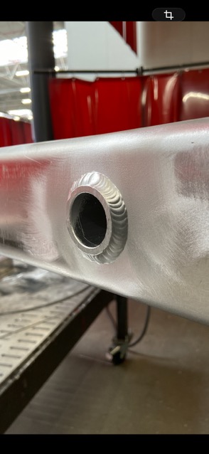 Precyzyjne spawanie rury w metalowej konstrukcji. Widoczne regularne spoiny i gładka powierzchnia metalu. Detal wykonany z dbałością o estetykę i funkcjonalność.