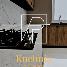 Przemysław Kukiełka P.K. projekty wnętrz - Nowoczesna kuchnia z blatem w kolorze lastryko, czarną płytą gazową Samsung i drewnianymi szafkami. Marmurowa ściana i okno z widocznym zlewem.