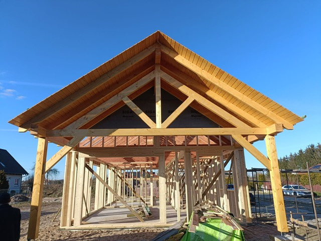 Dom całoroczny w stylu nowoczesnej stodoły w technologii szkieletowej