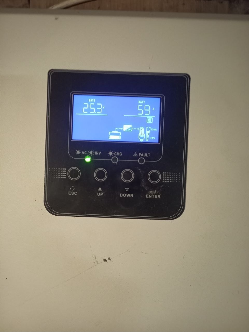 Panel sterowania z wyświetlaczem LCD pokazującym parametry baterii (25.3V, 59A) i stan ładowania. Widoczne przyciski funkcyjne: ESC, UP, DOWN, ENTER.