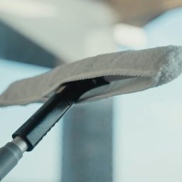 Mycie okien w domach, gdzie są alergicy i wrażliwi na środki chemiczne domownicy realizujemy przy użyciu zestawu Raypath z tkaniną zawierającą nanosrebro, dzięki czemu ma ona naturalne właściwości dezynfekujące,