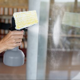 W firmach i przy dużych powierzchniach szklanych  ☑stosujemy specjalistyczny zestaw do mycia okien oraz środki czyszczące, więc radzą sobie nawet z trudniejszymi zabrudzeniami,
☑ usługa jest realizowana terminowo, bez przerw w codziennej pracy Twojej firm