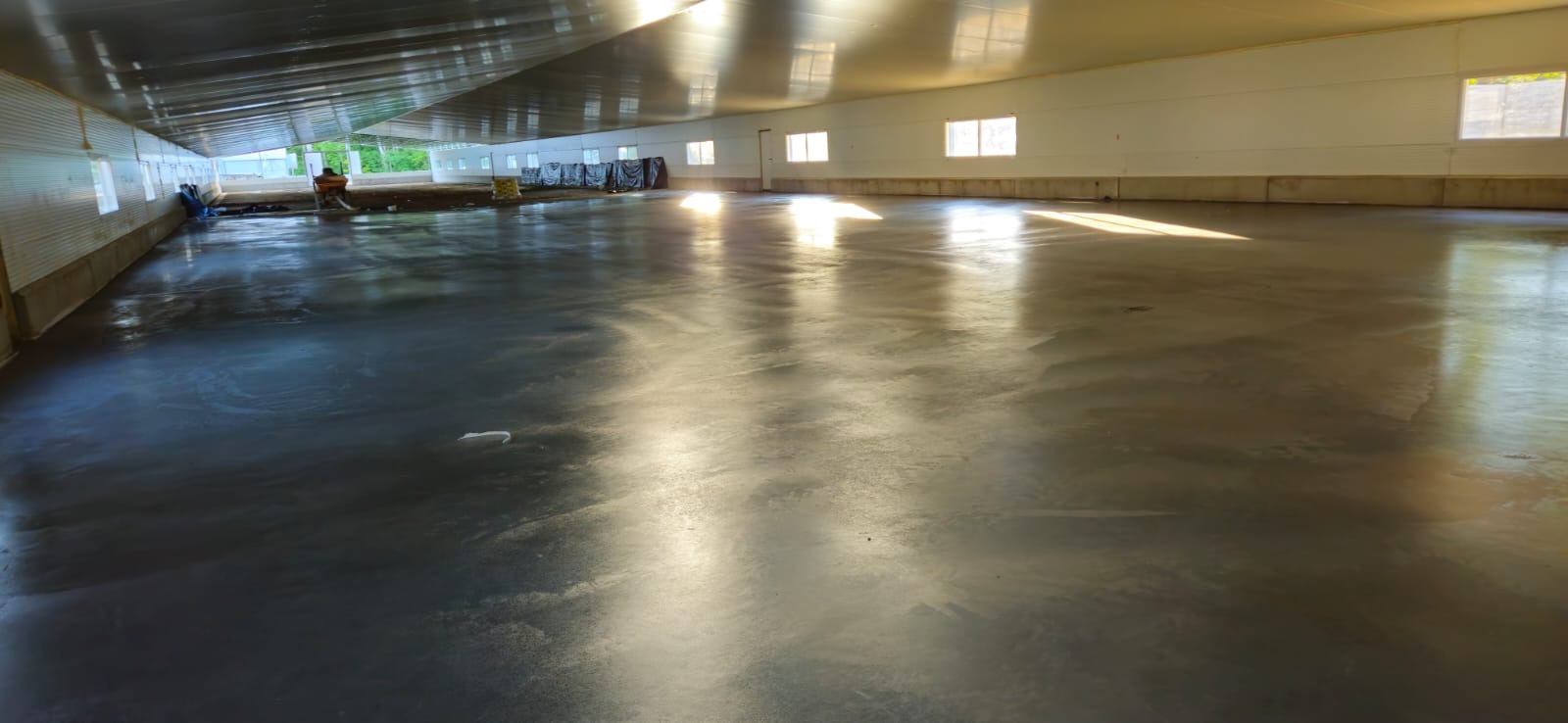 Posadzka przemysłowa w kurniku