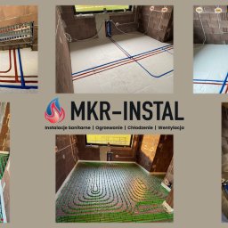 Montaż ogrzewania podłogowego i instalacji wodnej w surowym wnętrzu. Widoczne rury grzewcze ułożone na izolacji, rozdzielacz i instalacje sanitarne. Firma MKR-INSTAL.