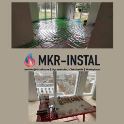 Montaż ogrzewania podłogowego, instalacji sanitarnych i wentylacji w nowoczesnym budynku. Widoczne rury, narzędzia i elementy instalacji. Logo firmy MKR-INSTAL.