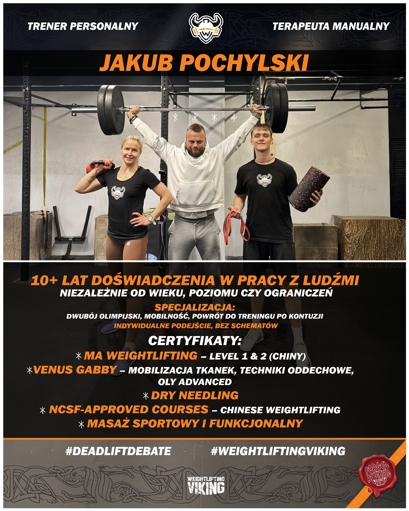 Trener personalny Jakub Pochylski z dwójką osób w siłowni, podnoszący sztangę. Specjalizacja: dwubój olimpijski, mobilność, powrót po kontuzji.