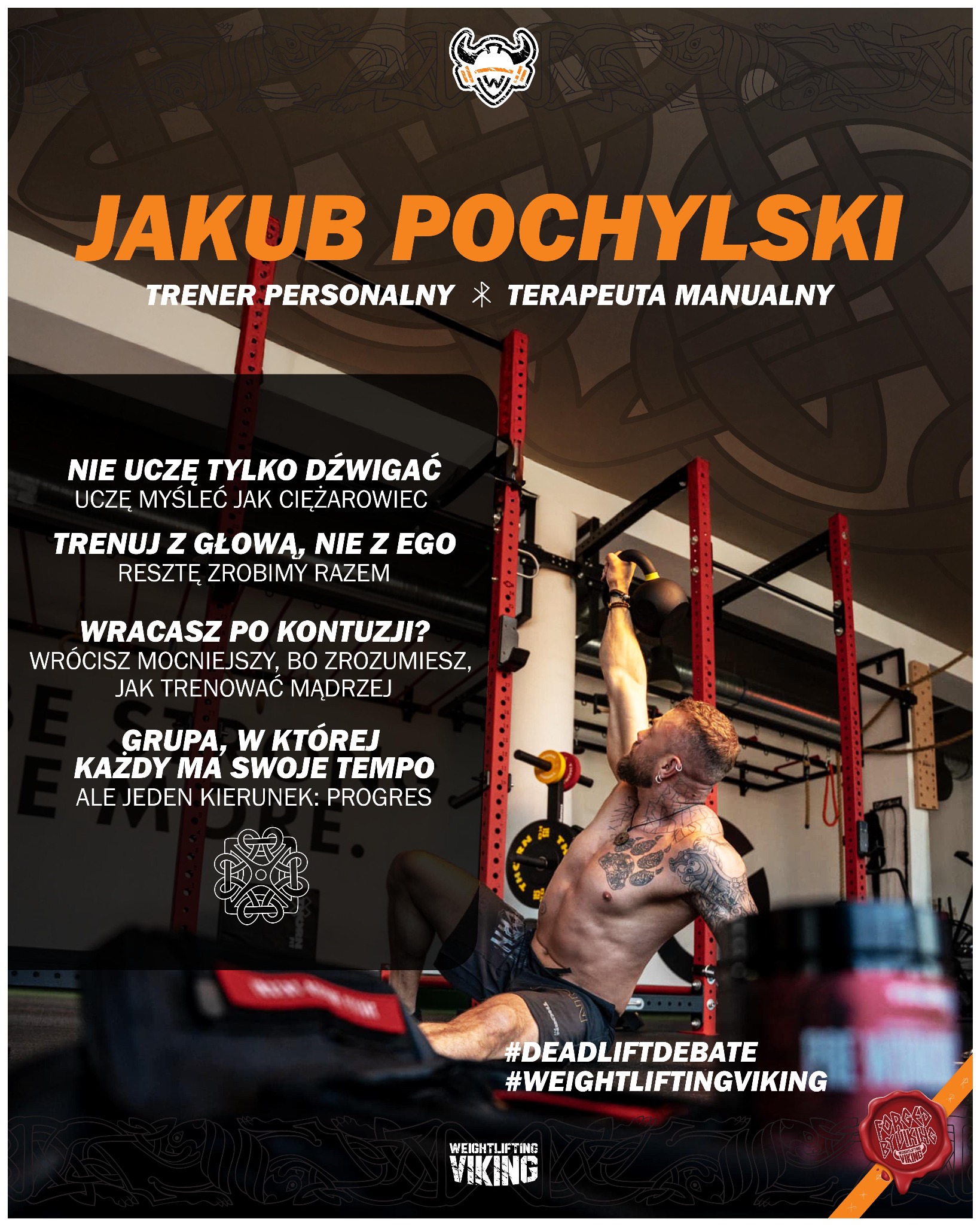 Mężczyzna z tatuażami ćwiczy z kettlebell w siłowni. Plakat reklamowy z hasłami motywacyjnymi i logo Weightlifting Viking.