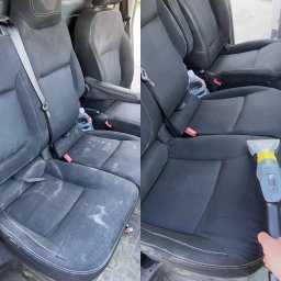 Halyna Biletska Firma Sprzątająca Mopper - Tapicerka samochodowa: po lewej zabrudzone siedzenie, po prawej czyszczone urządzeniem ekstrakcyjnym. Widoczna butelka wody. Ujęcie typu 'przed i po'.