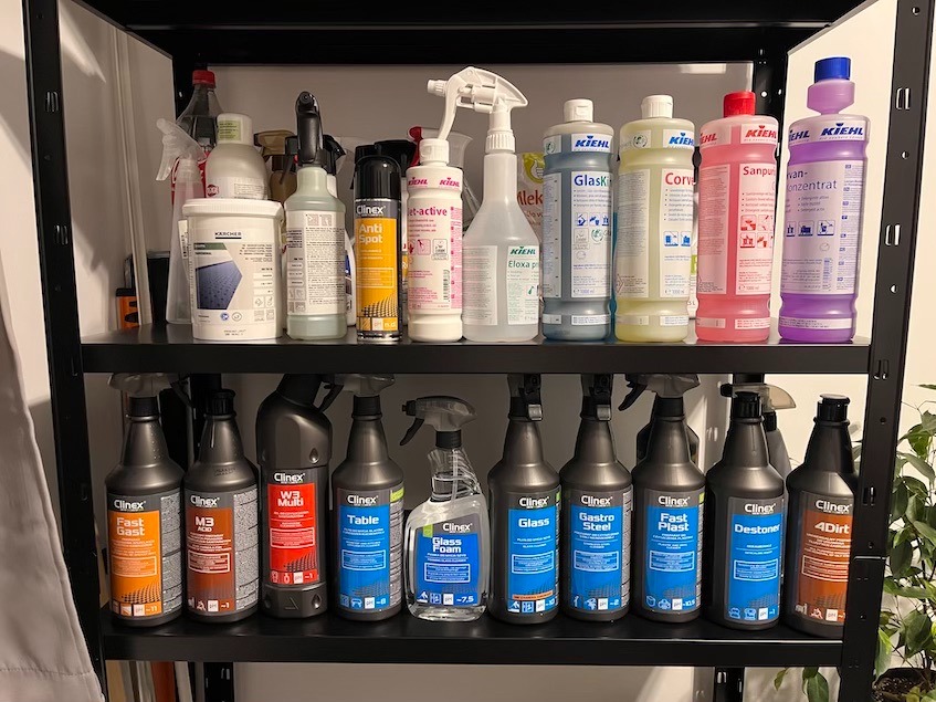 Używamy tylko sprawdzonych marek chemii z godnych z Polskimi standardami.