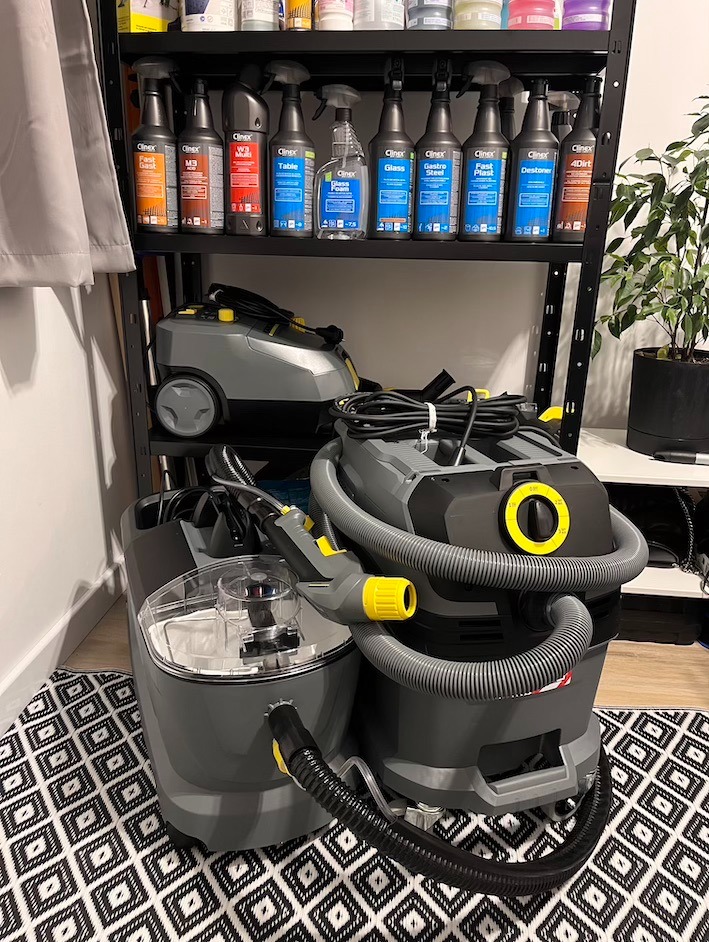Profesjonalny sprzęt do czyszczenia: odkurzacze piorące i środki Clinx na półce. Gotowość do prania tapicerki, dywanów i sprzątania.