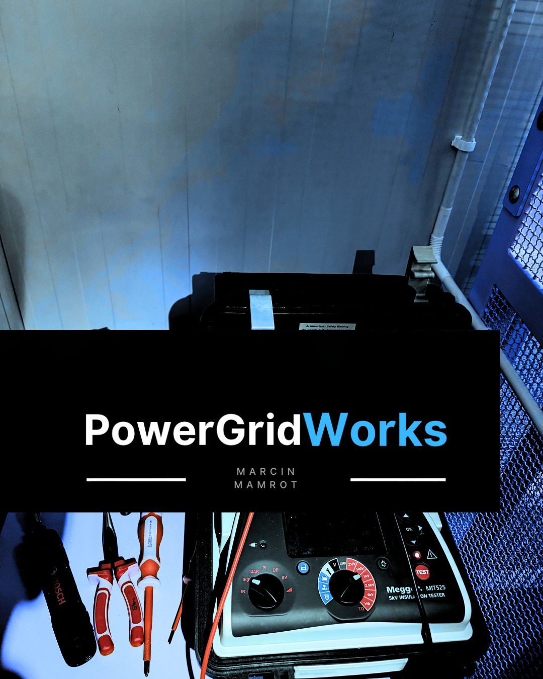 Miernik Megger MIT525 5kV i narzędzia elektryczne Bosch, NEO na tle sufitu. Sprzęt do pomiarów elektrycznych w instalacjach. PowerGridWorks Marcin Mamrot.